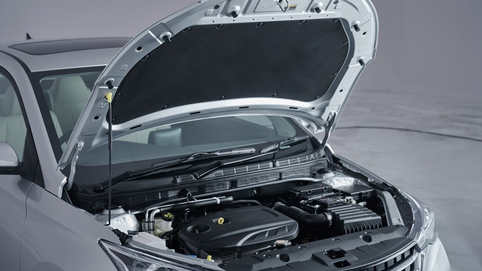 Capot ouvert sur le moteur d une voiture hybride