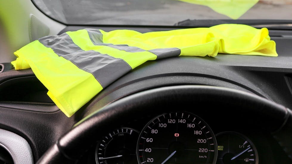Gilet retroreflechissant sur tableau bord