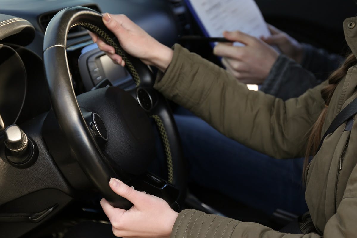 Candidat passant son examen du permis de conduire