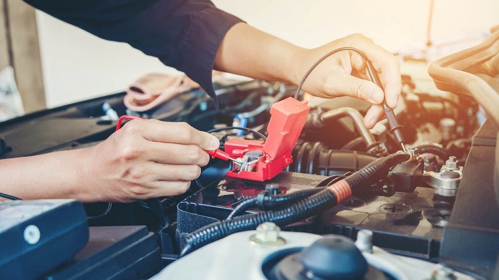 Garagiste changeant batterie voiture