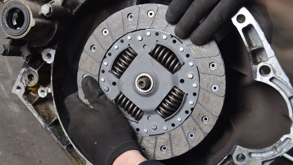 Garagiste changeant un disque d embrayage