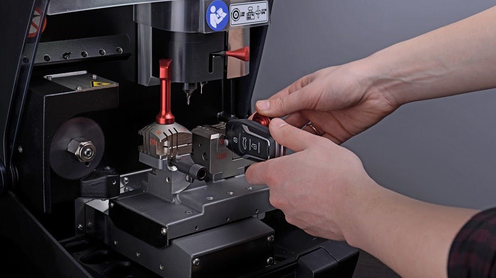 Machine pour dupliquer les cles de voiture