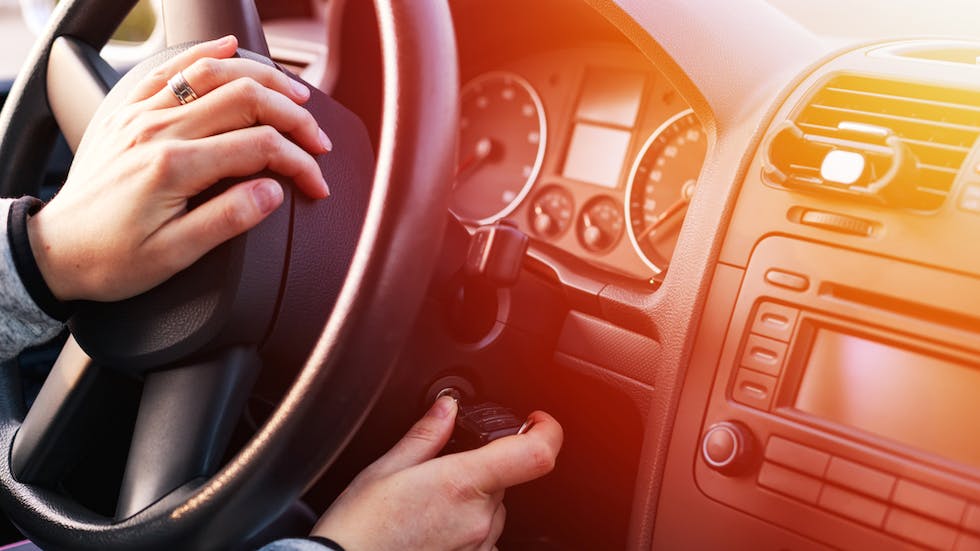 Conducteur demarrant sa voiture