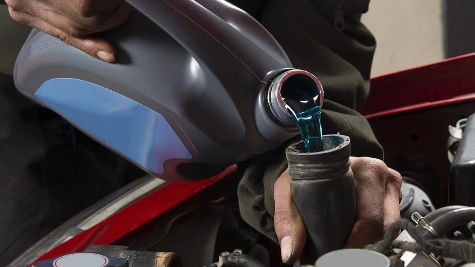 Verser liquide de refroidissement