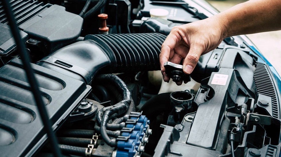 Ouverture bouchon remplissage liquide refroidissement