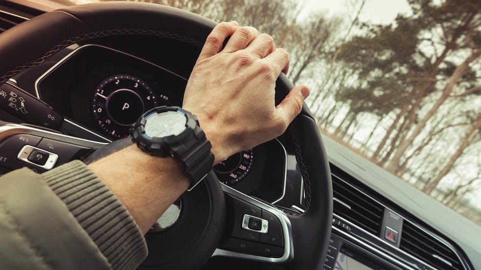 Conducteur braquant son volant