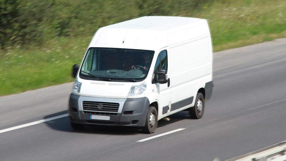 Camionette blanche utilitaire pollution