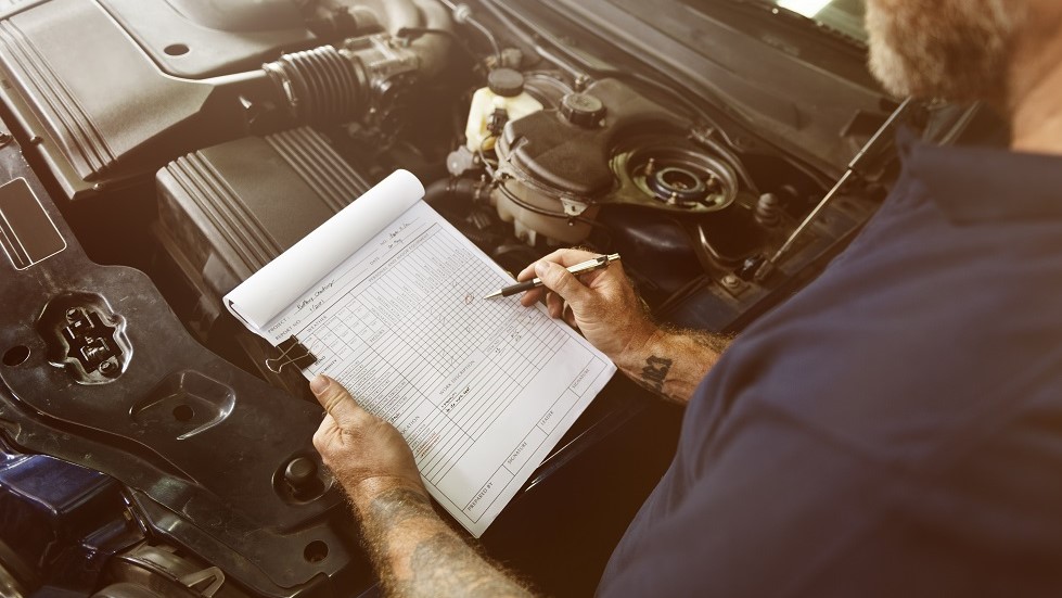 Garagiste controle technique moteur voiture