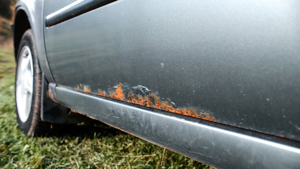 Corrosion sur bas portiere voiture