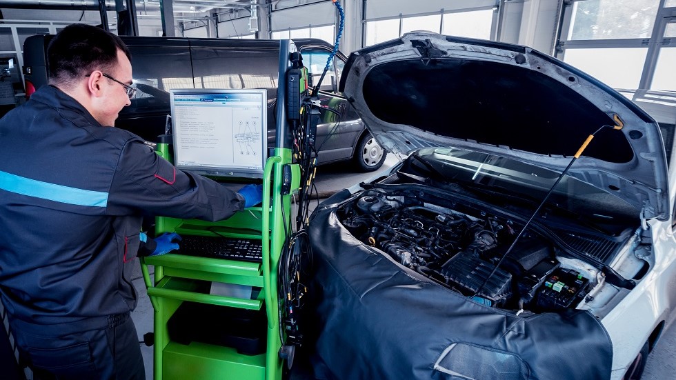 Garagiste controle technique voiture hybride