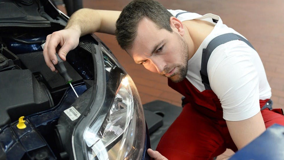 Garagiste reparation phare voiture