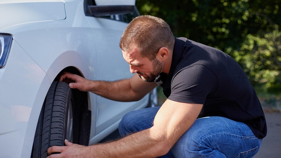 automobiliste changement roue