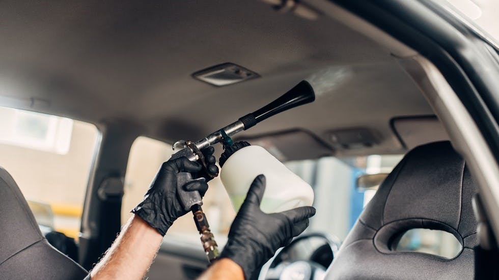 Vaporisation produits plafond voiture nettoyage