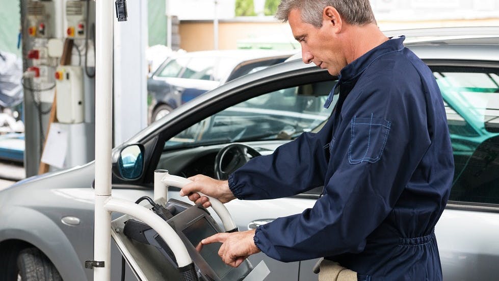 Garagiste premiere revision voiture