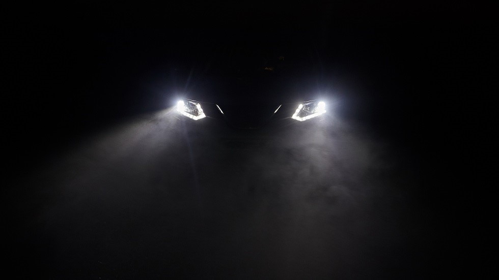 Voiture faisant un appel de phares en pleine nuit