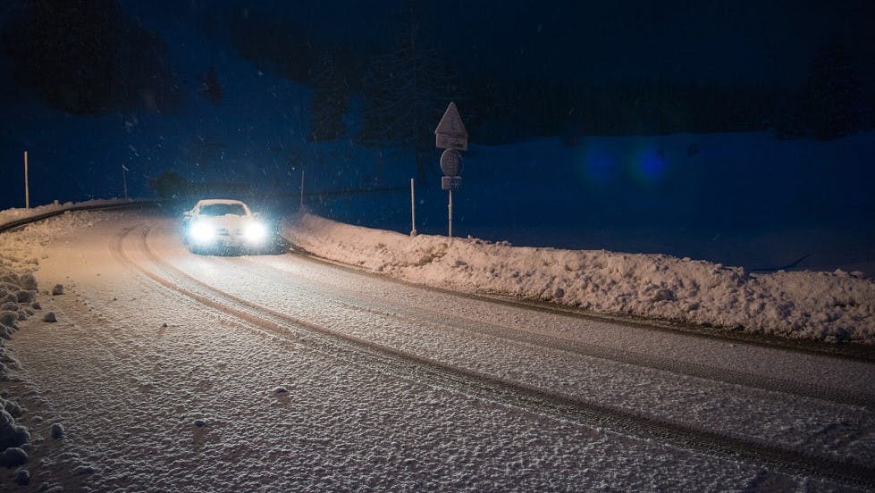 Voiture utilisant ses feux adaptatifs de nuit