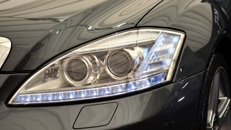 Feux diurnes sur une voiture noire