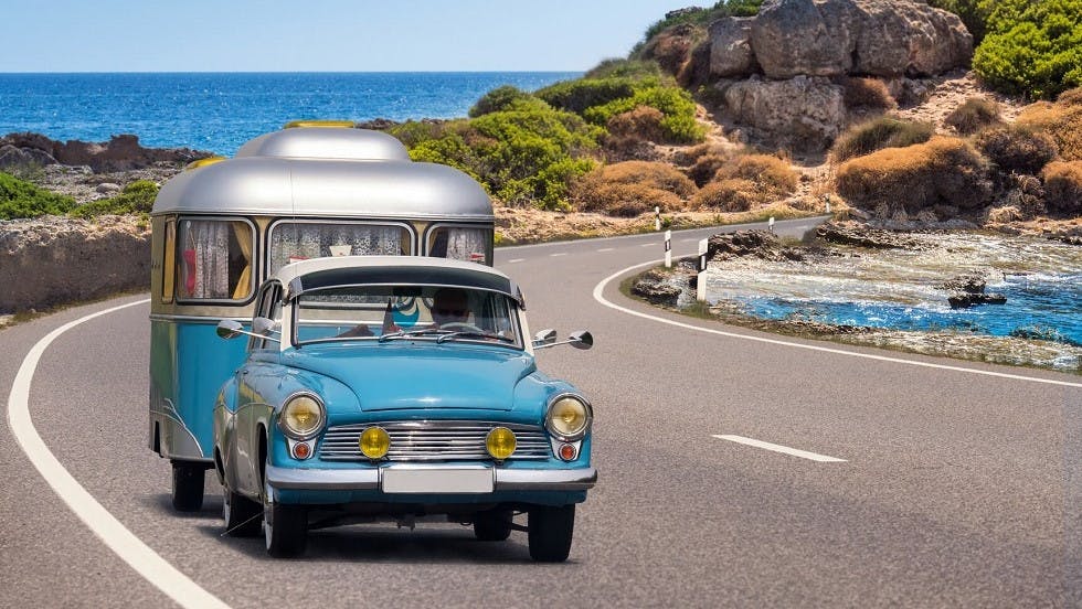 Phare jaune sur voiture retro