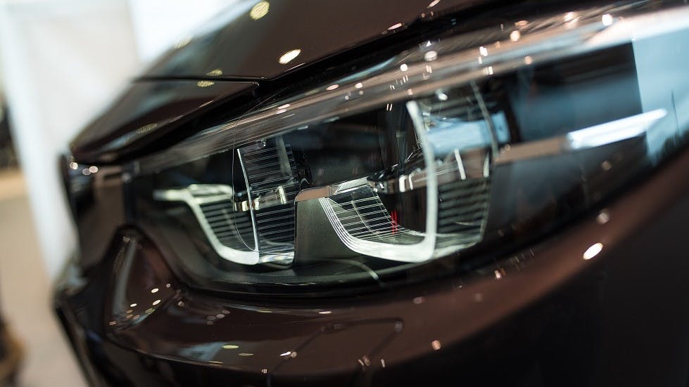 Feux laser a l avant d une voiture