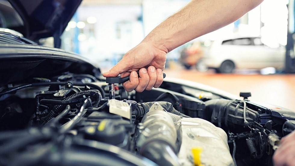 garagiste entretenant moteur