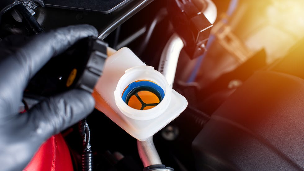 La purge du liquide de frein doit être réalisée tous les deux ans. Retrouvez toutes les étapes à suivre pour un système de freinage en sécurité avec Ornikar.