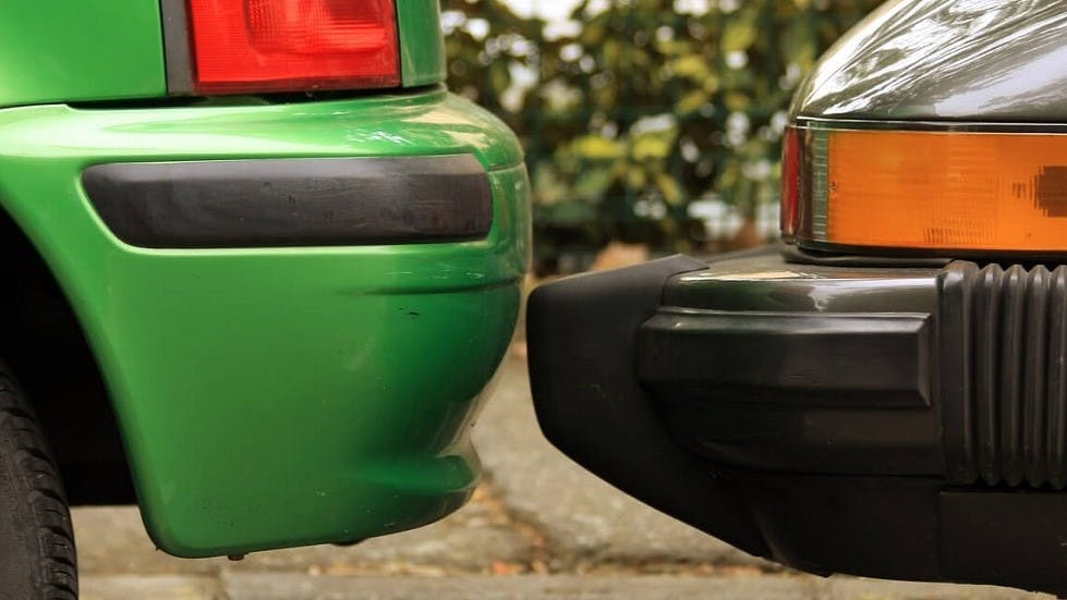 Boucliers voitures stationnement