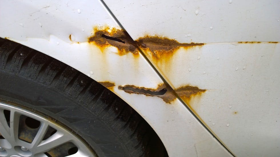 Infiltration d eau dans une voiture grace a un trou