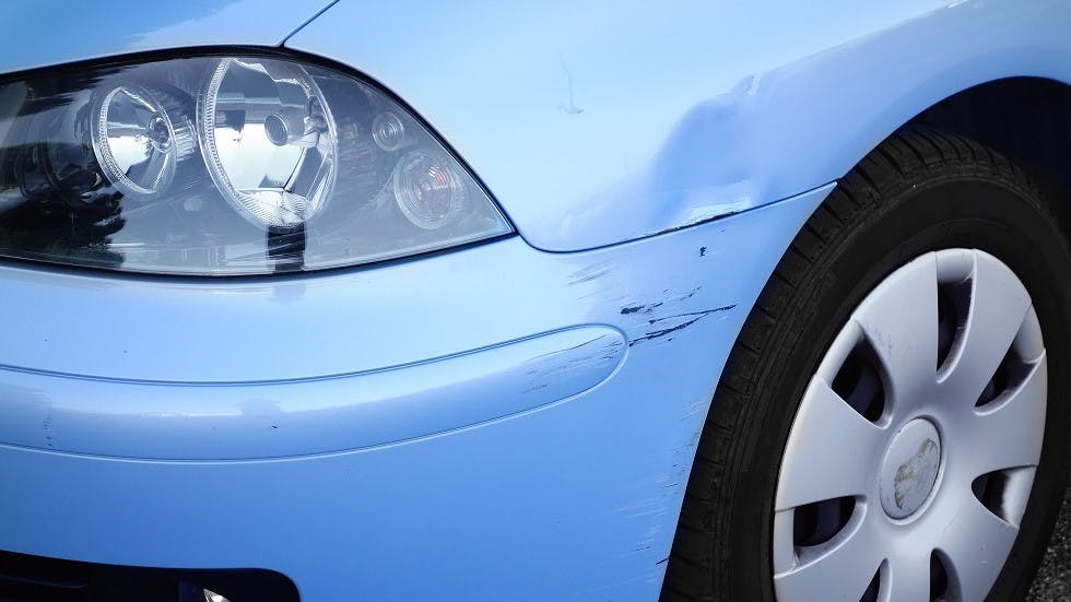 Carrosserie d une voiture devant etre debosselee