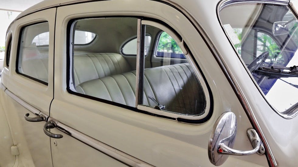 Voiture ancienne portieres antagonistes