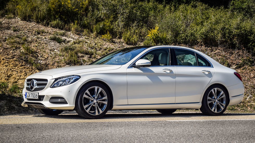 Voiture a carrosserie tricorps