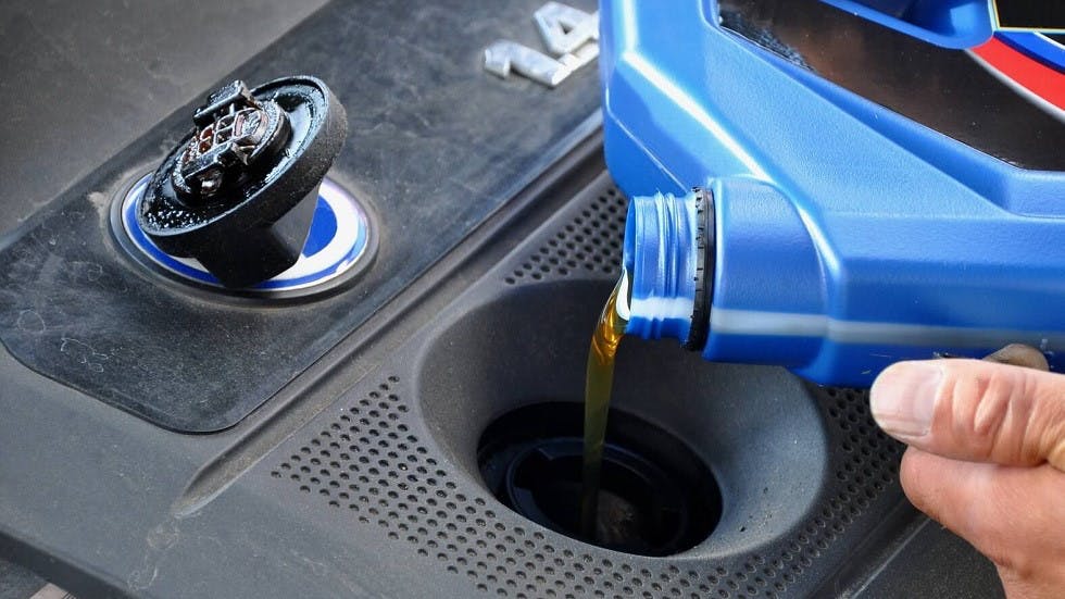 Remplissage huile moteur voiture
