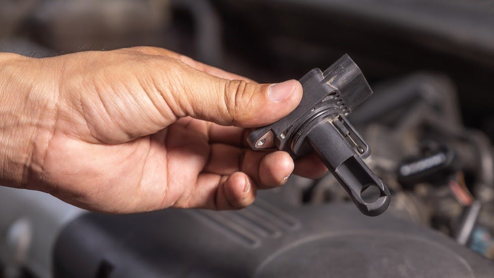 Changement du debitmetre sur le moteur d une voiture