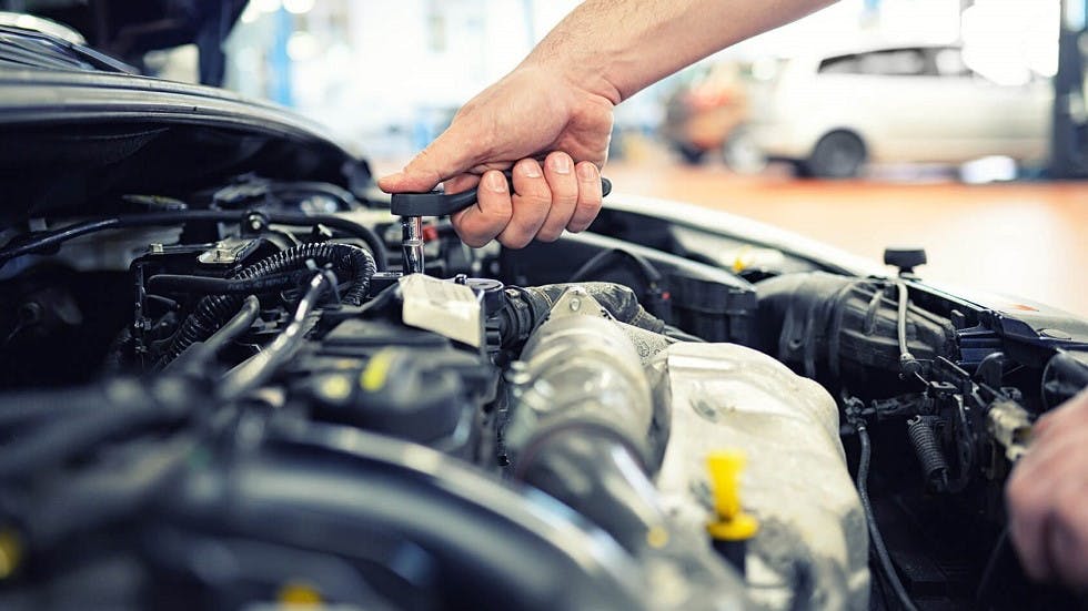 Mecanicien travail moteur voiture