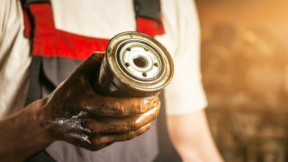 Garagiste changeant un filtre a huile usage