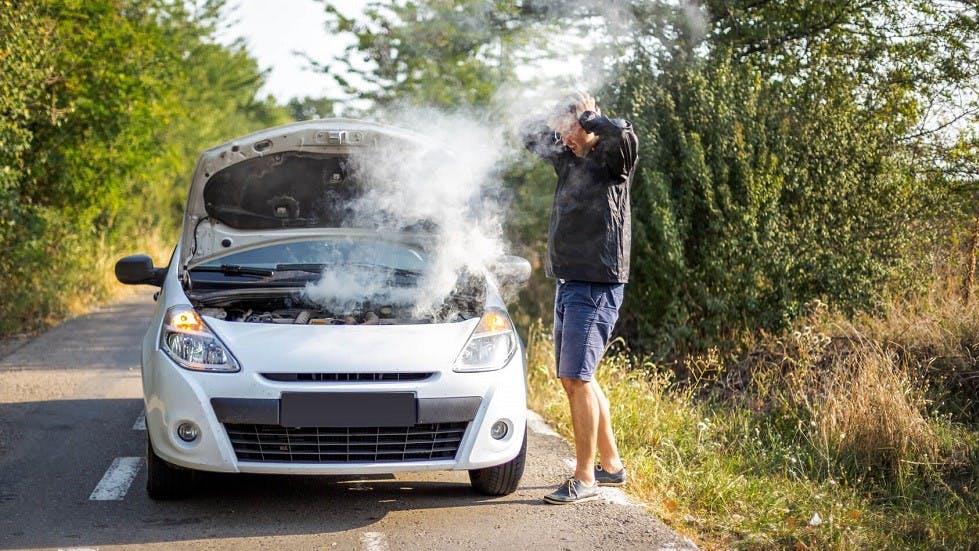 Fumee blanche sortant du moteur d une voiture