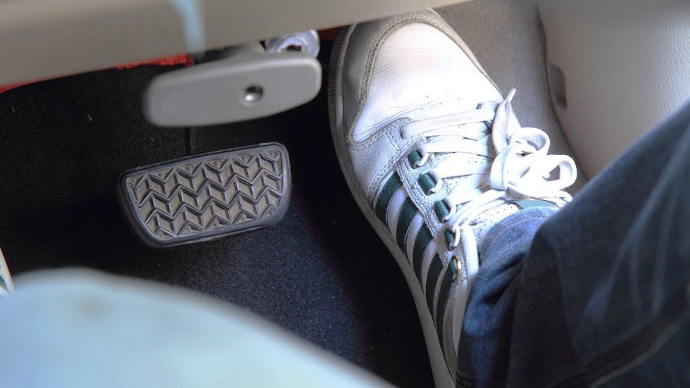 Pedale accelerateur conducteur en basket