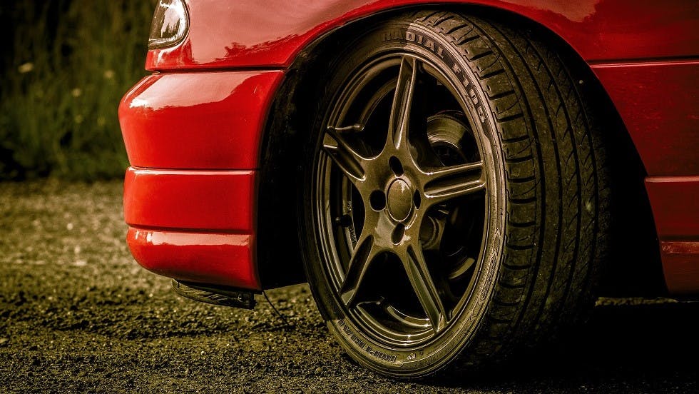 Bande de roulement des pneus d une voiture rouge