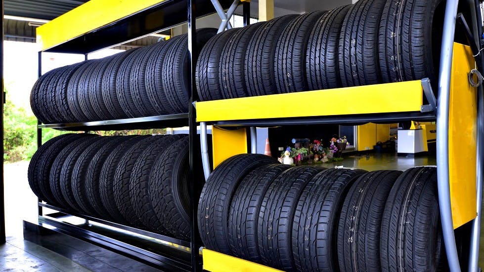 Ratelier de pneus neufs dans une boutique