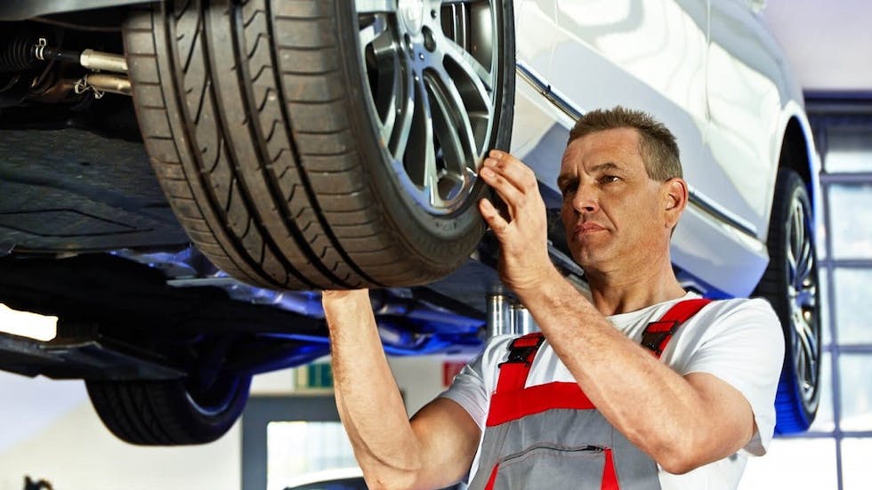 Garagiste changeant les pneus d une voiture