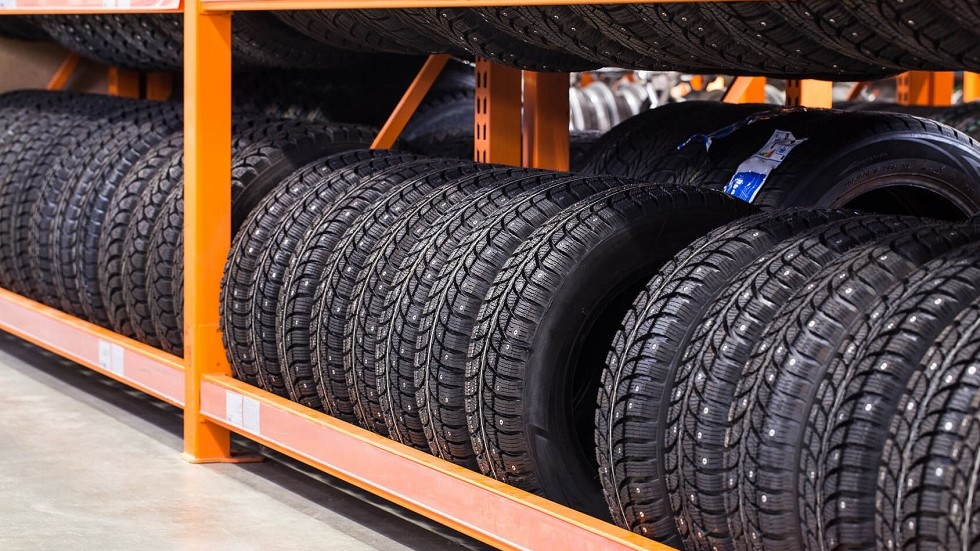 Etalage pneus cloutes