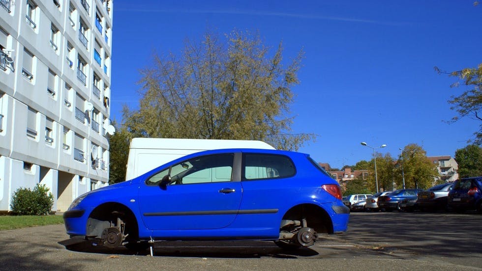 Voiture roues volees