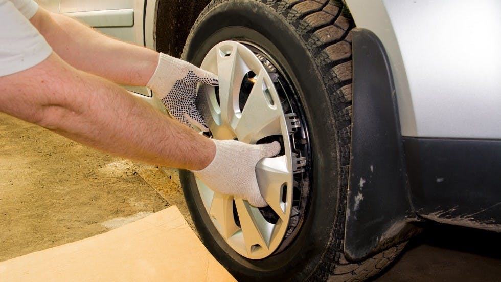 Mecanicien retire enjoliveur