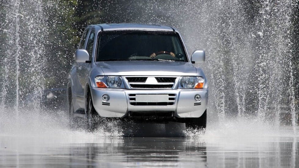 Vehicule quatre roues motrices traversant eau