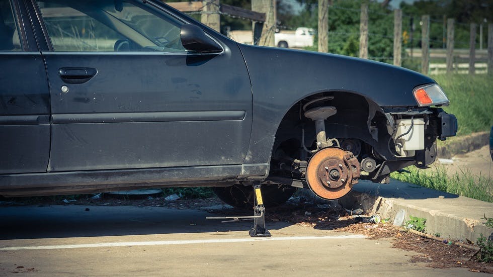 Roue d'une voiture volee sur un parking