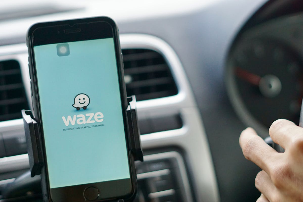 Application Waze d'un conducteur au volant