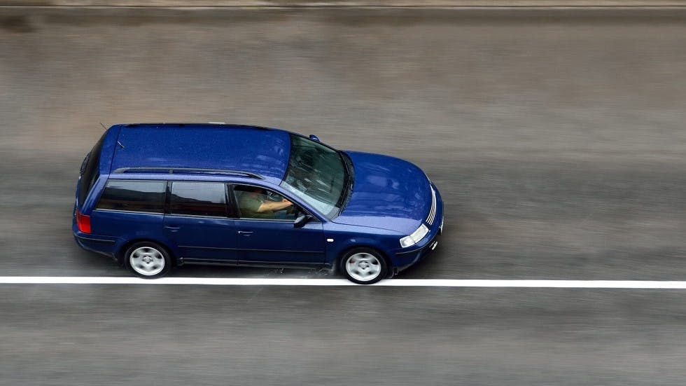 Voiture franchissant une ligne continue