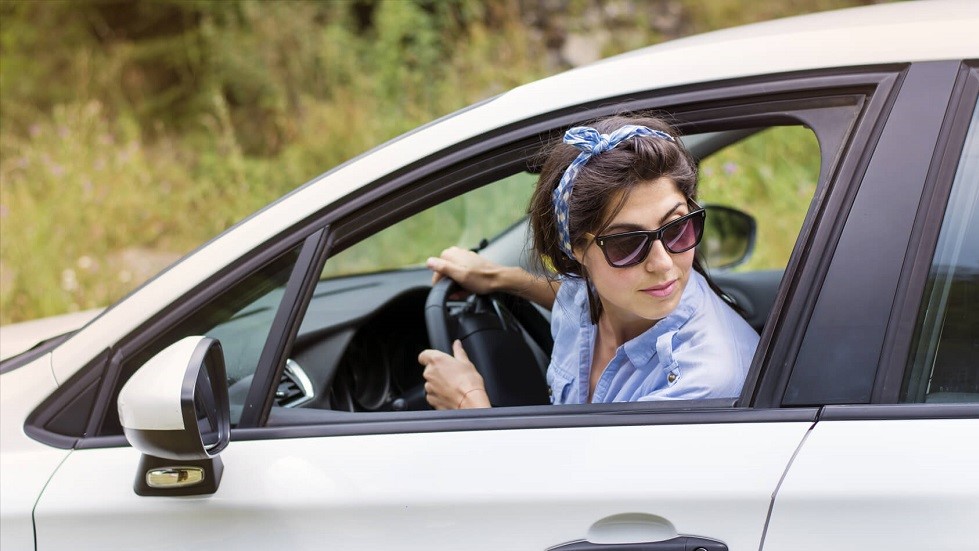 Conductrice realisant marche arriere pour stationnement