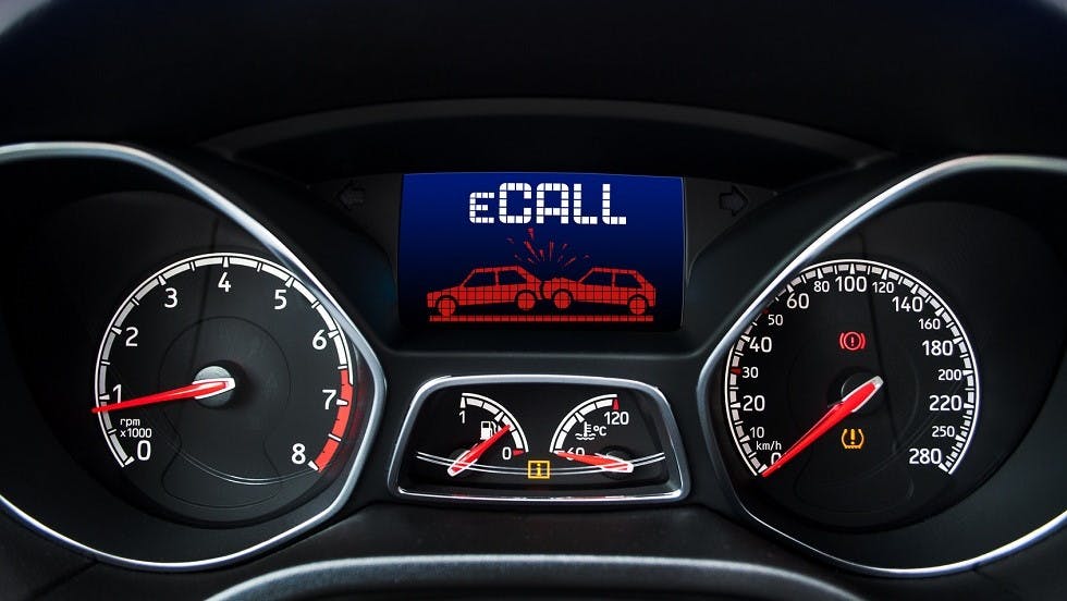Tableau de bord d'une automobile presentant un symbole eCall