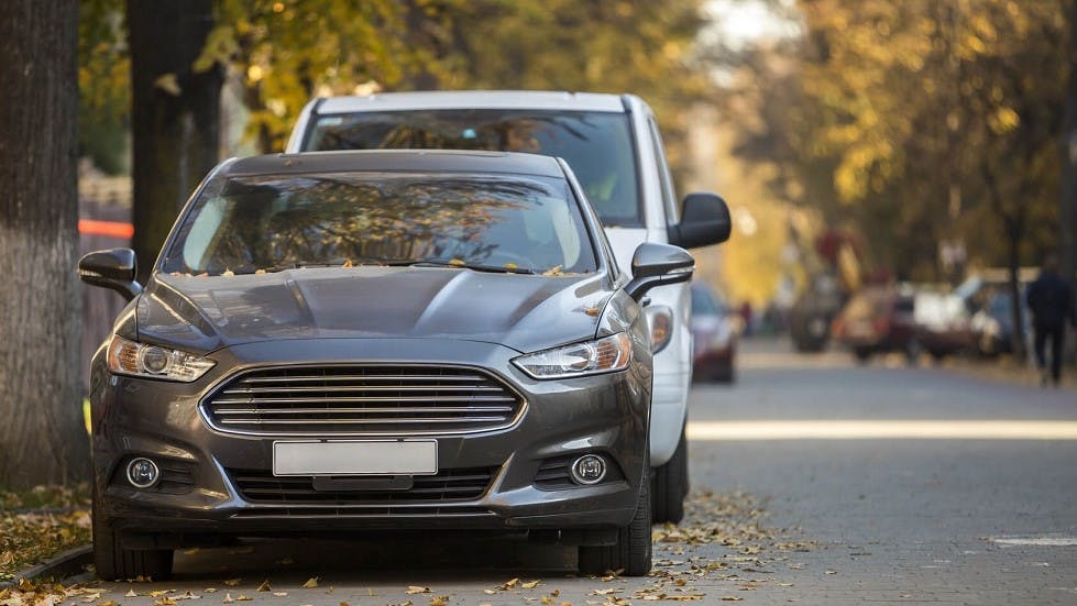 Voitures stationnees contre trottoir