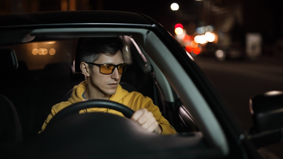 Conducteur paire lunettes jaunes
